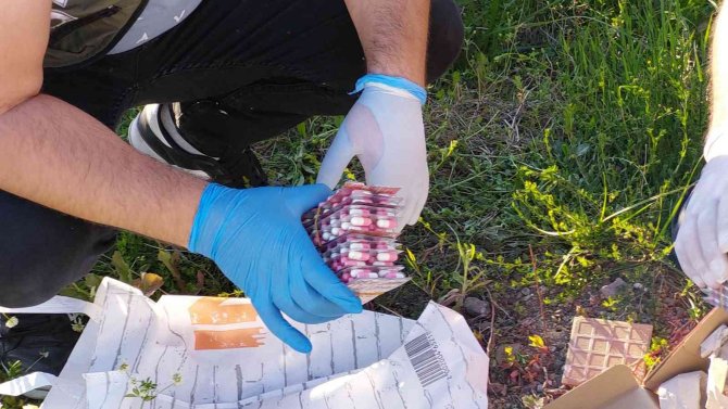 Polis araçtan atılan uyuşturucu hapları böyle buldu