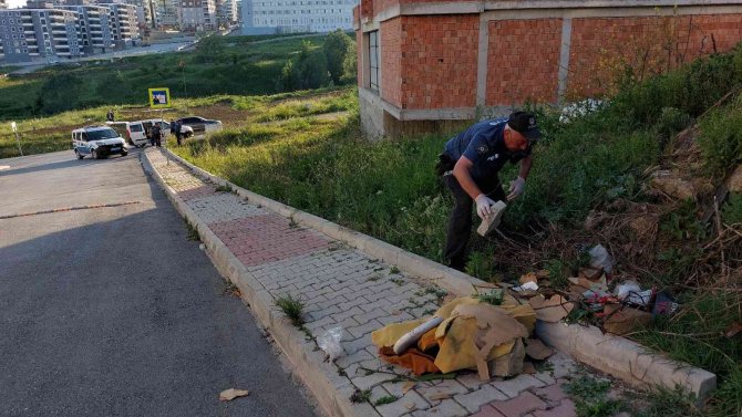 Polis araçtan atılan uyuşturucu hapları böyle buldu