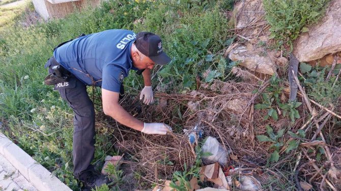 Polis araçtan atılan uyuşturucu hapları böyle buldu