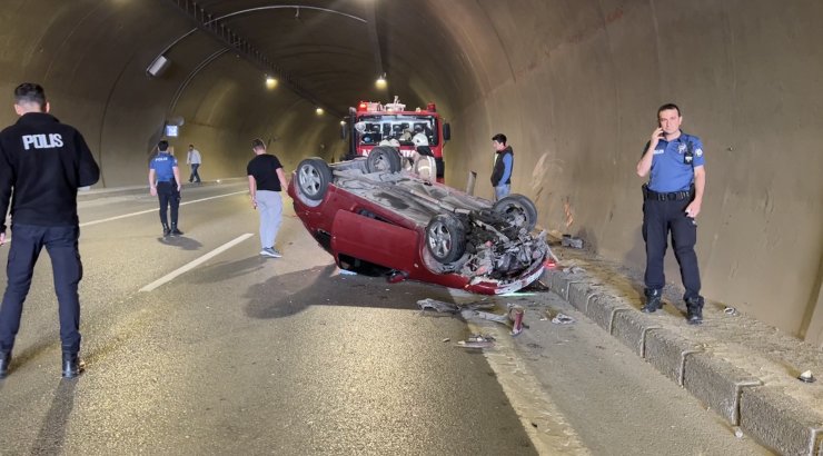 Tünelde taksiye çarpan otomobil takla attı