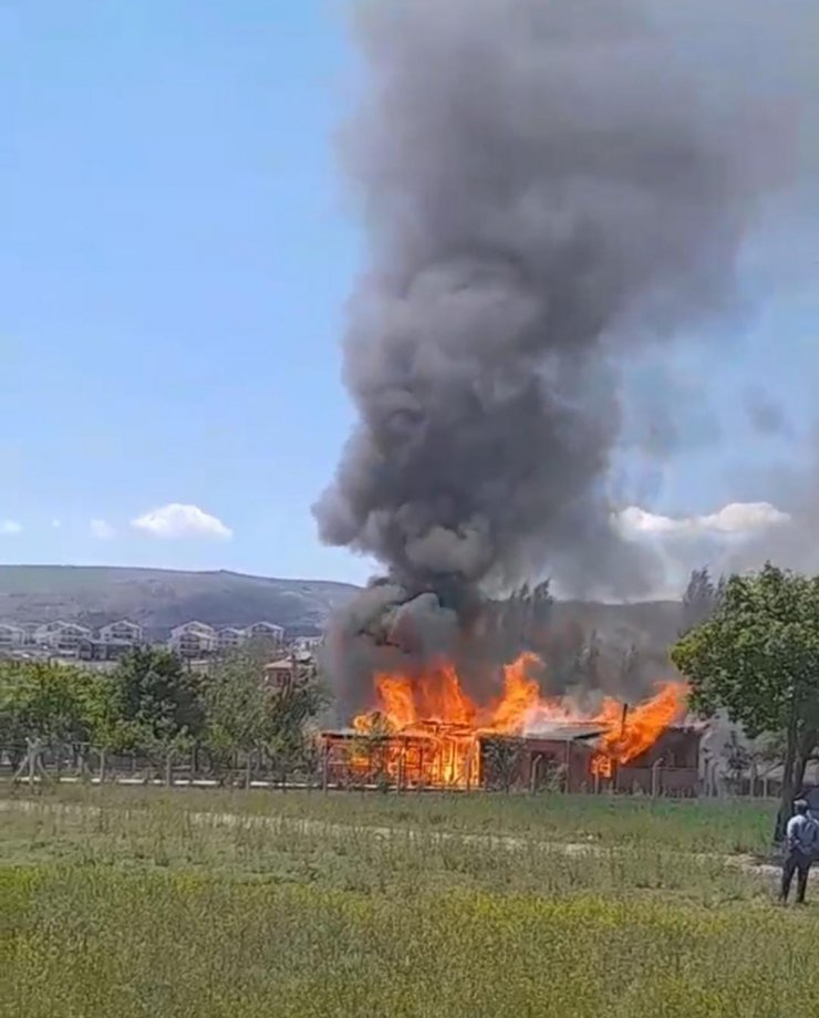 Ankara'da ahşap evde çıkan yangın, söndürüldü