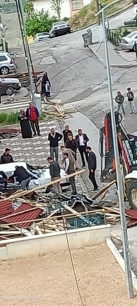 Ankara'da çatılar uçtu, ağaçlar devrildi