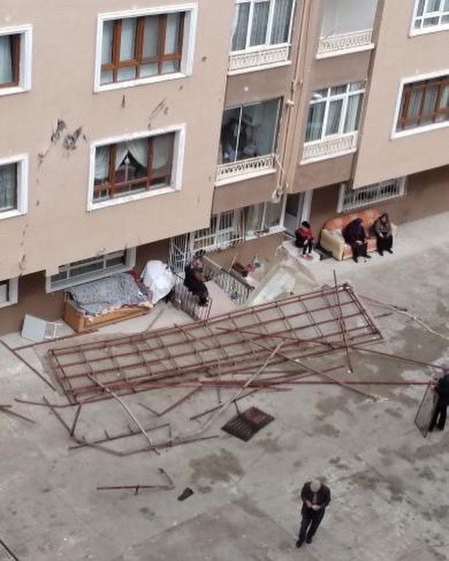 Ankara'da çatılar uçtu, ağaçlar devrildi