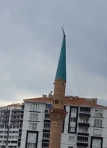 Ankara'da çatılar uçtu, ağaçlar devrildi