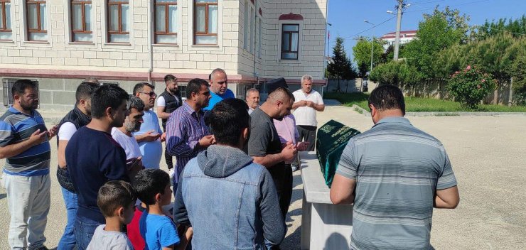 Annesinin bıçaklayarak öldürdüğü Ela Nur, toprağa verildi