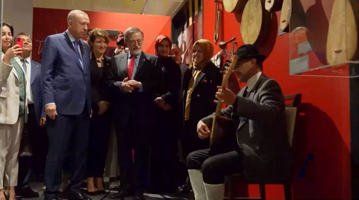 Cumhurbaşkanı Erdoğan, Türk Müziği Tarihi Sergisi'ni gezdi