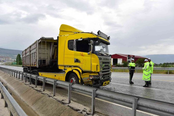 D100’deki kazada tır şoförü camdan atladı