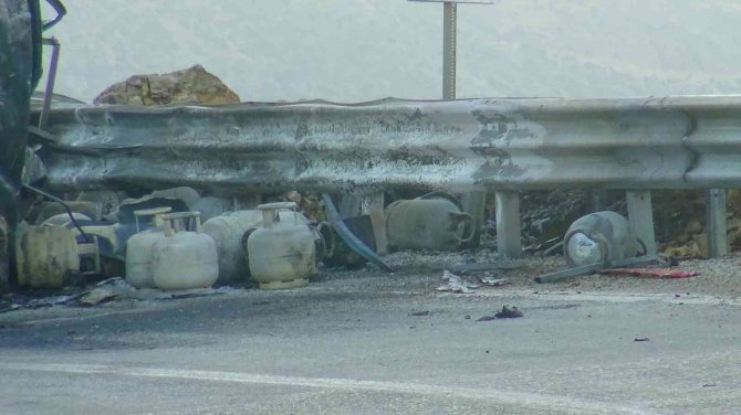 Devrilen kamyonetteki tüpler bomba gibi patladı: 2 yaralı