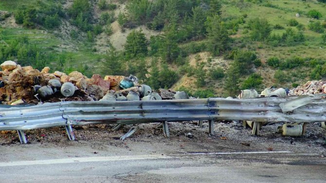 Devrilen kamyonetteki tüpler bomba gibi patladı: 2 yaralı