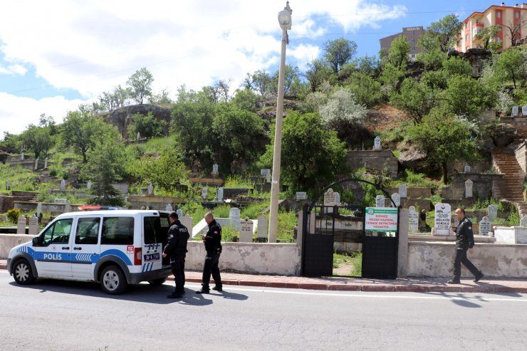 Erkek arkadaşının boğazından bıçakladığı Görkem'in hayati tehlikesi sürüyor