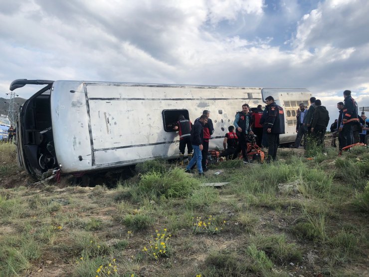 İşçileri taşıyan otobüs devrildi: 3'ü ağır 18 yaralı