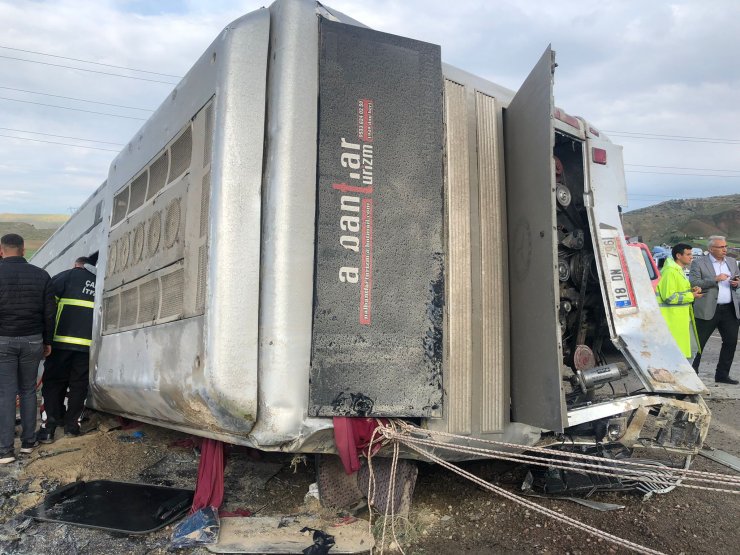 İşçileri taşıyan otobüs devrildi: 3'ü ağır 18 yaralı