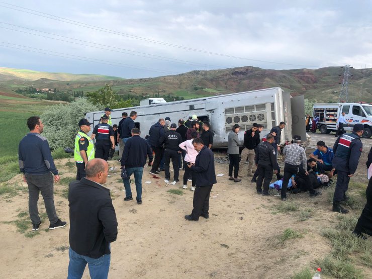 İşçileri taşıyan otobüs devrildi: 3'ü ağır 18 yaralı