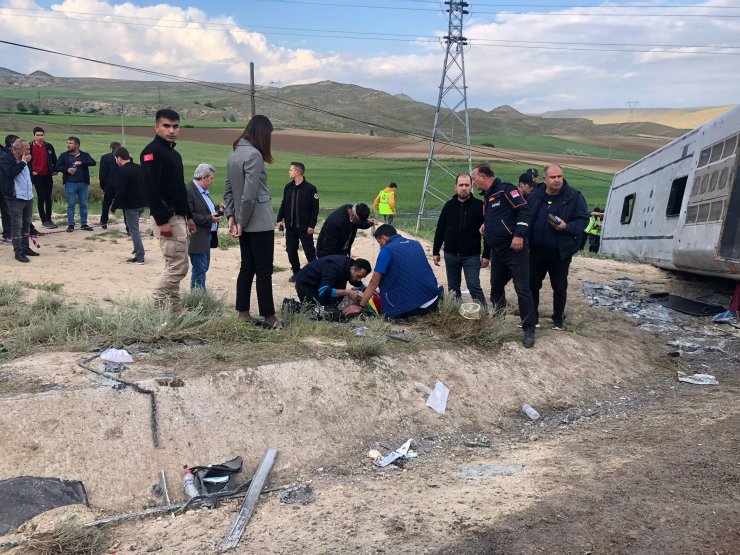 İşçileri taşıyan otobüs devrildi: 3'ü ağır 18 yaralı