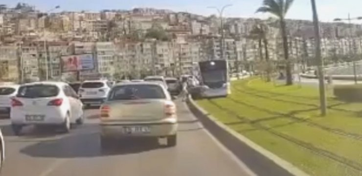 İzmir'de çocuğa tramvayın çarptığı kaza anı araç kamerasına yansıdı