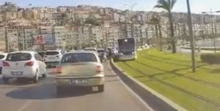 İzmir'de çocuğa tramvayın çarptığı kaza anı araç kamerasına yansıdı