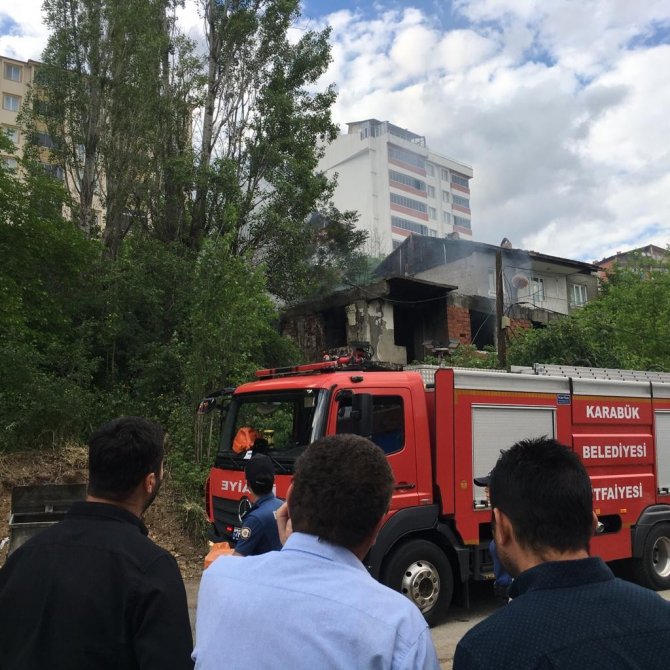 Karabük’te metruk binada yangın