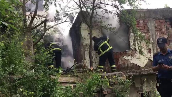 Karabük’te metruk binada yangın