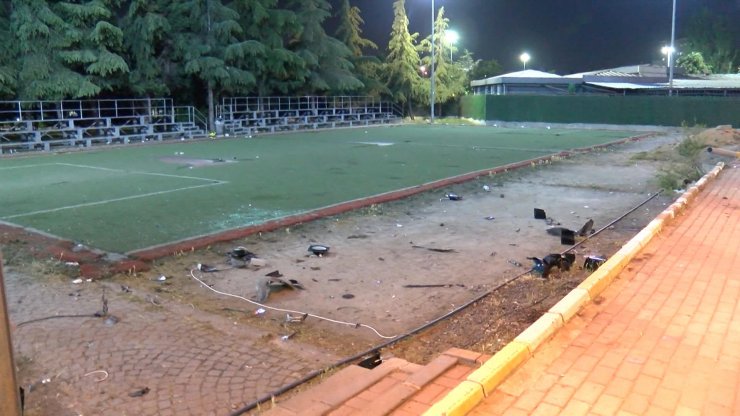 Kontrolden çıkan otomobil halı sahaya girdi