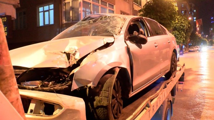 Kontrolden çıkan otomobil halı sahaya girdi