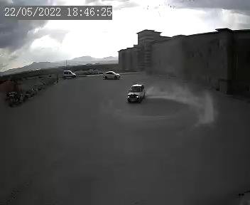 Konya'da 800 yıllık Zazadın Hanı'nın bahçesinde drift yaptı