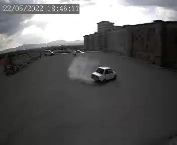 Konya'da 800 yıllık Zazadın Hanı'nın bahçesinde drift yaptı