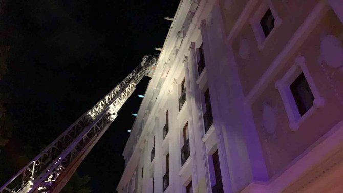 Lüks otelin çatısında yangın