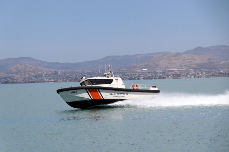 Sahil Güvenlik ekipleri, Van Gölü'nde kaçak göçmenlere geçit vermiyor
