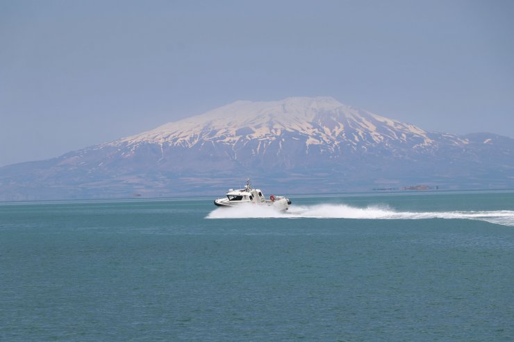 Sahil Güvenlik ekipleri, Van Gölü'nde kaçak göçmenlere geçit vermiyor