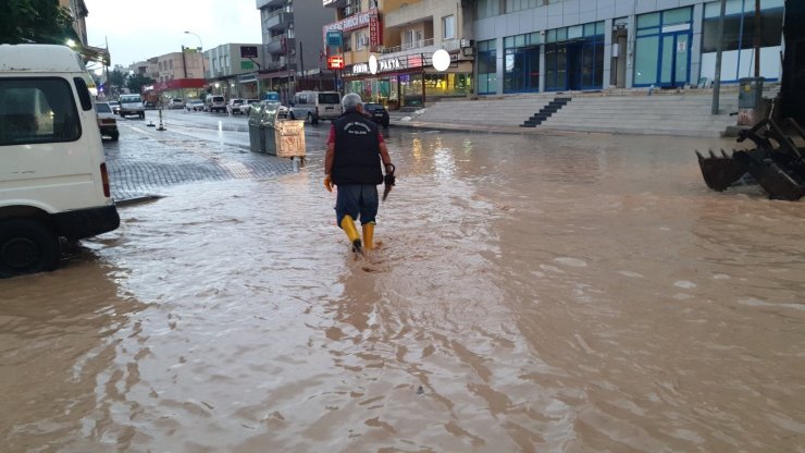 Şiddetli yağış su baskınlarına neden oldu