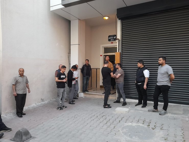 Tamir ettiği asansörün kabini ile duvar arasına sıkışıp öldü