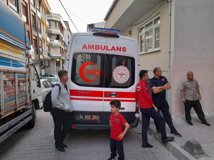 Tamir ettiği asansörün kabini ile duvar arasına sıkışıp öldü