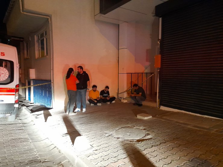 Tamir ettiği asansörün kabini ile duvar arasına sıkışıp öldü