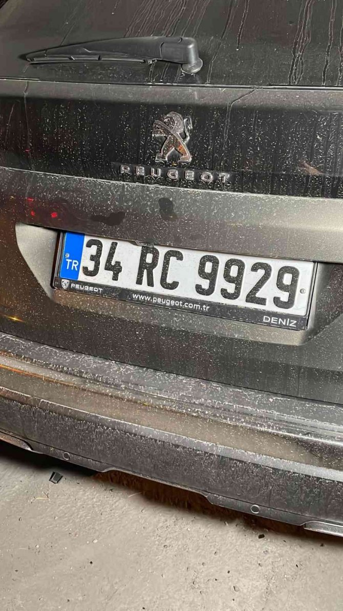 Üst geçide çarpan tır yola devrildi: 1 yaralı