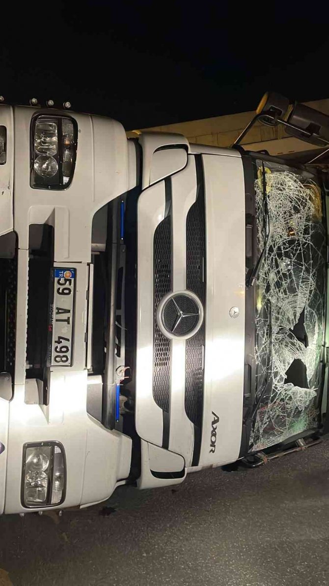 Üst geçide çarpan tır yola devrildi: 1 yaralı