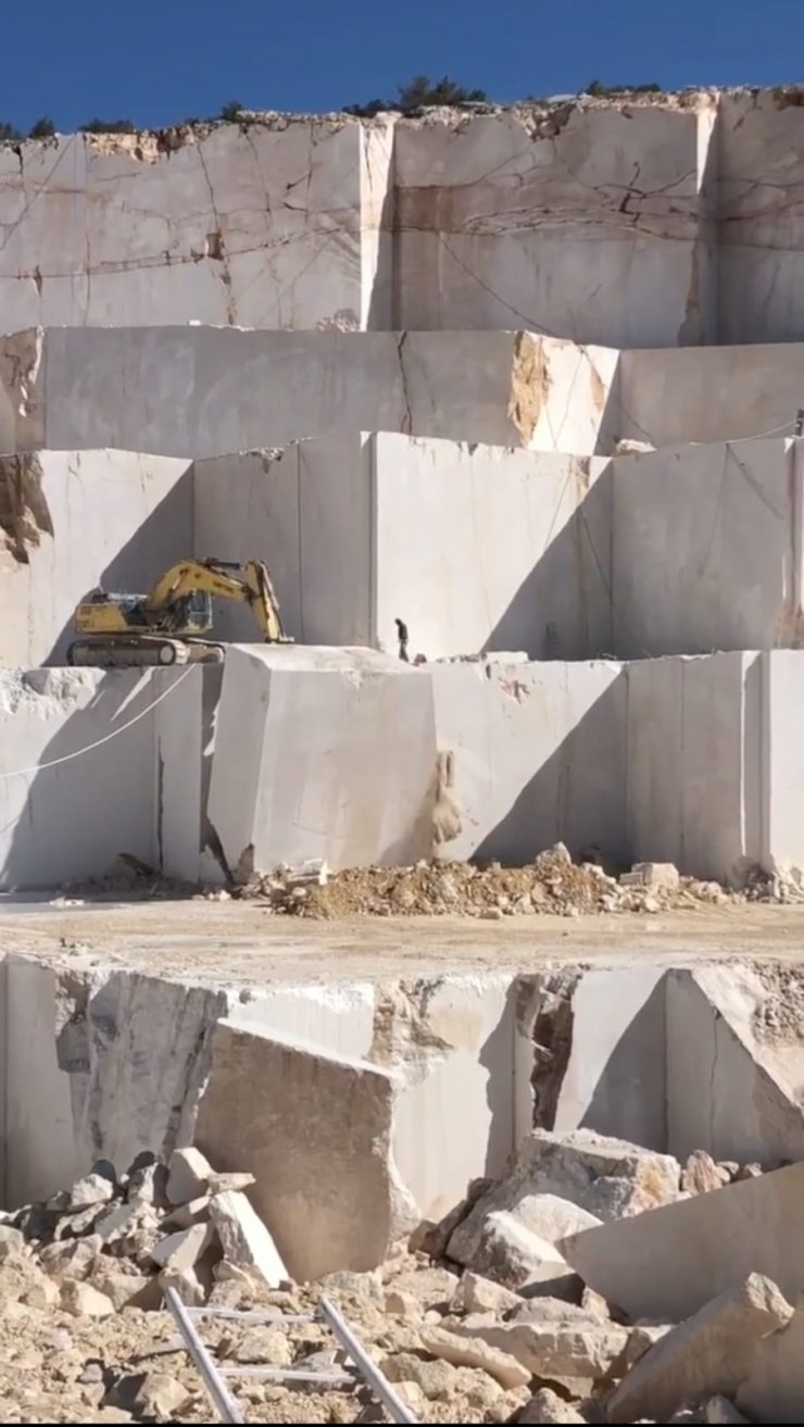 Üzerine mermer kütlesi düşen işçi hayatını kaybetti