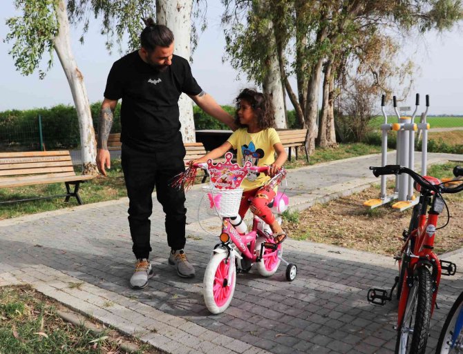 150 çocuğa bisiklet dağıttı