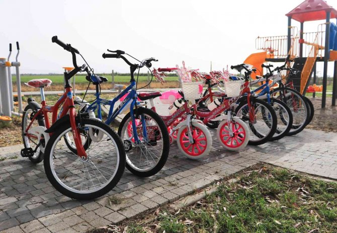 150 çocuğa bisiklet dağıttı