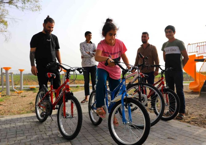 150 çocuğa bisiklet dağıttı