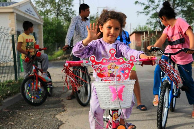 150 çocuğa bisiklet dağıttı