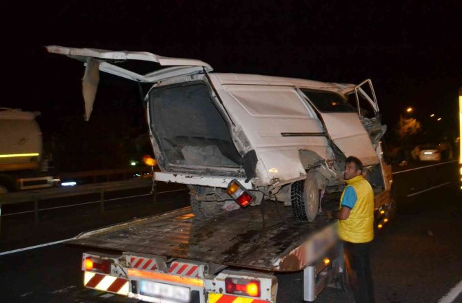 3 aracın birbirine girdiği kazada minibüs paramparça oldu