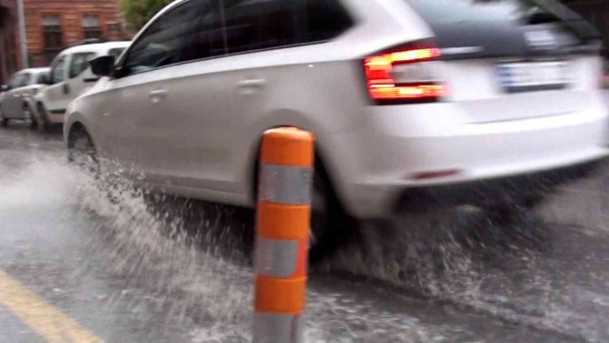 Aniden bastıran yağmur vatandaşlara zor anlar yaşattı