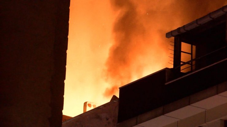 Binanın çatısı alev alev yandı