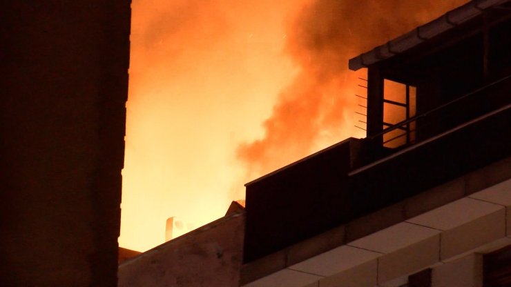 Binanın çatısı alev alev yandı