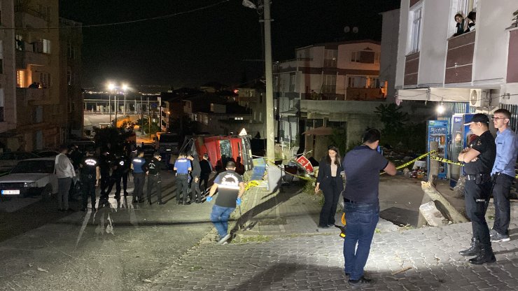 Freni boşalan kamyon kameriyeye çarptı: 4 yaralı