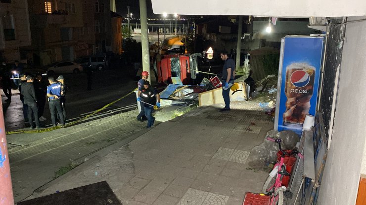 Freni boşalan kamyon kameriyeye çarptı: 4 yaralı