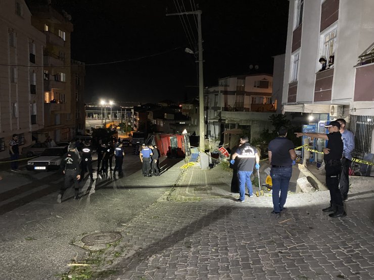 Freni boşalan kamyon kameriyeye çarptı: 4 yaralı