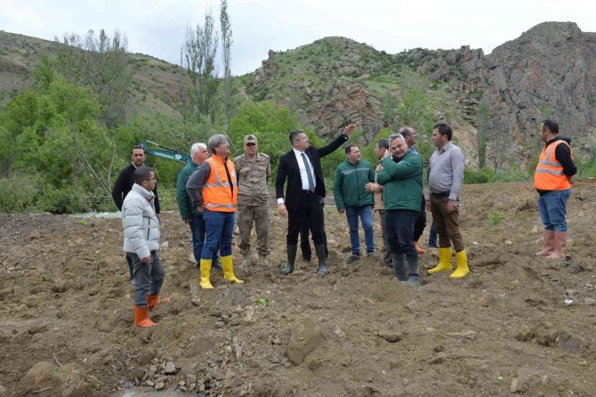 Heyelan nedeniyle 10 ev boşaltıldı, mezarlar tahrip oldu