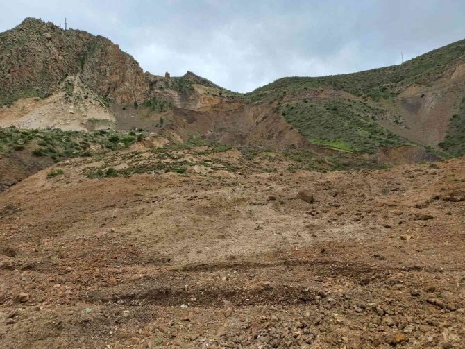 Heyelan nedeniyle 10 ev boşaltıldı, mezarlar tahrip oldu