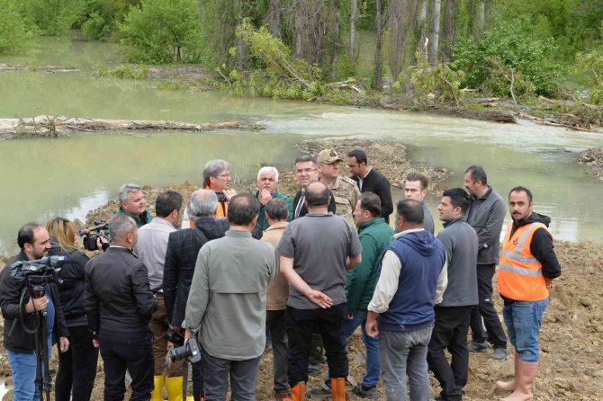 Heyelan nedeniyle 10 ev boşaltıldı, mezarlar tahrip oldu